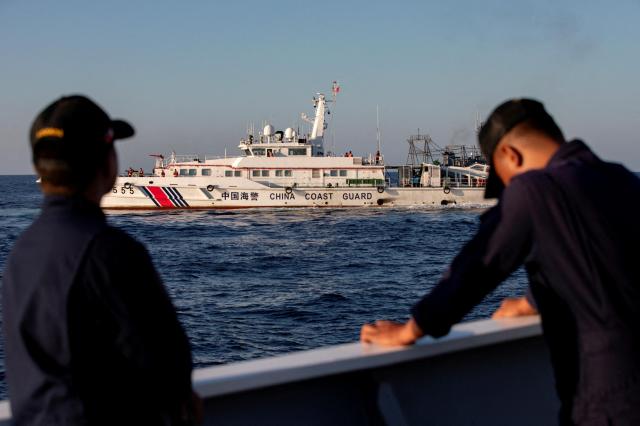 Members of the Philippine Coast Guard stand alert REUTERS-Yonhap