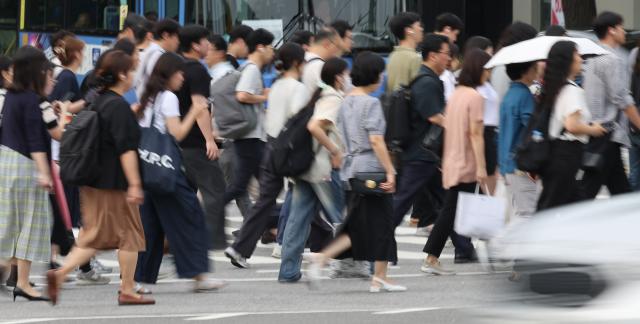 추석 연휴가 끝난 19일 아침 서울 시내에서 출근하는 시민들이 걸어가고 있다 2024919 사진연합뉴스