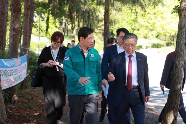 이상일 시장왼쪽이 옛 경찰대 현장서 이한준 LH사장과 현장을 점검하고있다사진용인시