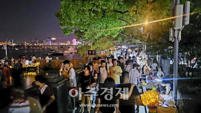 늦은 밤 창사시 샹장 강변에 즐비한 노점상을 구경하는 관광객들 사진배인선 기자