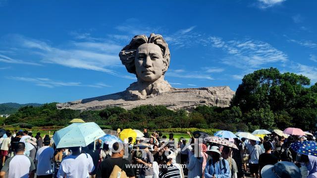 창사시 쥐즈저우 공원에 세워진 청년시절 마오쩌둥  모습을 형상화한 거대한 흉상 사진배인선 기자