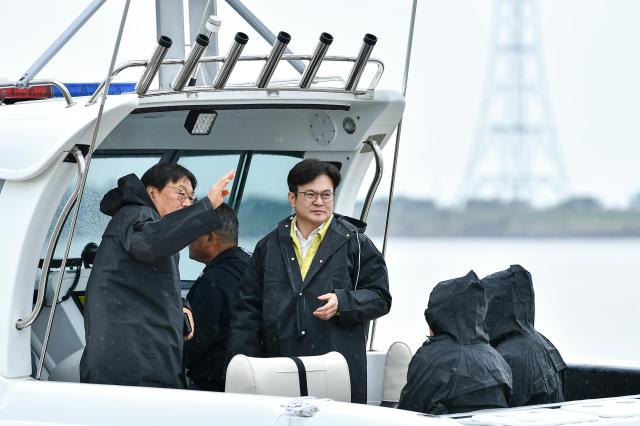 아라마리나 현장행정에 나선 김병수 시장 모습 사진김포시