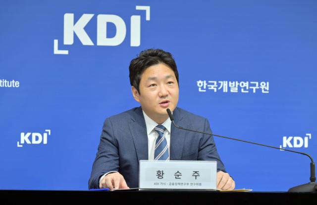 황순주 KDI 금융혁신연구팀장이 25일 정부세종청사에서 신종 금융상품의 고객자금 보호방안 보고서와 관련해 발언하고 있다사진KDI