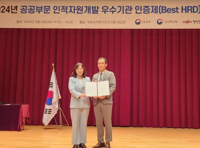 심우섭 SH공사 기획경영본부장오른쪽과 김주연 교육부 인재양성정책과장이 인증서를 들어보이고 있다 사진SH공사