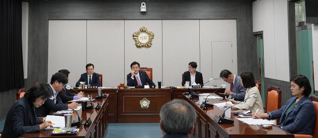 태백시의회가 25일 국가정책추진실에 대한 주요 현안 및 조례안에 대하여 논의하고자 의원간담회를 개최하고 있다사진태백시의회