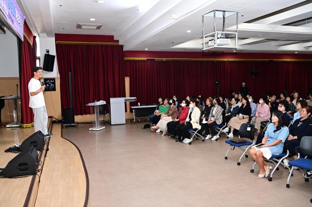 대구광역시 동구청은 지역 여성 100여 명이 참석한 가운데 동구 여성 행복아카데미 개강식 중 피부과 전문의 함익병 원장의 강연을 진행했다 사진대구동구