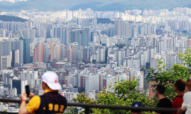 25일 서울 남산에서 바라본 시내 아파트 단지 모습 사진연합뉴스
