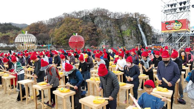 지난해 열린 청송사과축제 꿀잼-사과난타 장면 사진경상북도