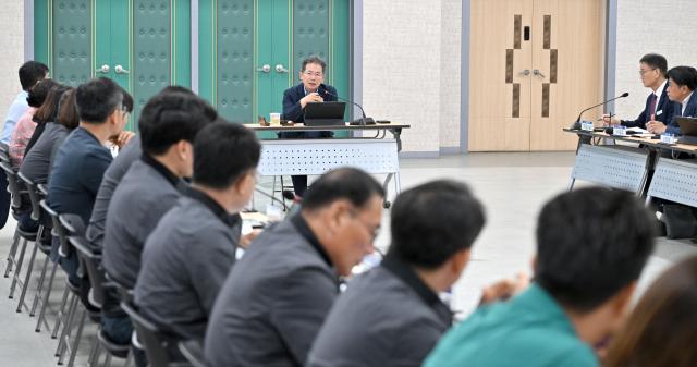 대구 군위군은 지난 23일 실단과소장 읍면장 팀장이 참석하는 확대간부회의를 개최하였다 사진대구군위군