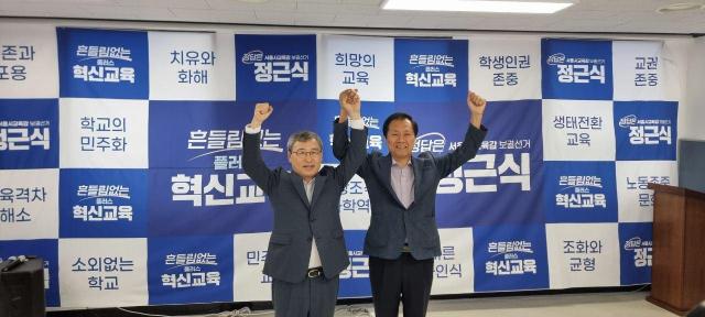 진보교육감 후보 단일화 2차 경선을 앞두고 안승문사진 오른쪽 후보가 24일 정근식 예비후보에 대한 공개 지지 입장을 밝히고 있다 사진정근식 서울시교육감보궐선거 예비후보 캠프