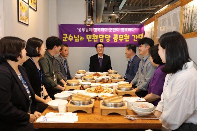 지난 23일 박우량 신안군수가 토지관리 민원 담당 공무원들과 오찬 간담회를 하며 민원담당 공무원들의 애로를 청취하고 있다사진신안군