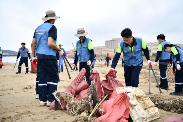 포스코퓨처엠 임직원들이 나눔의 달을 맞아 9월 24일 포항 청림해변에서 해양 쓰레기 수거활동을 진행하고 있다 사진포스코퓨처엠