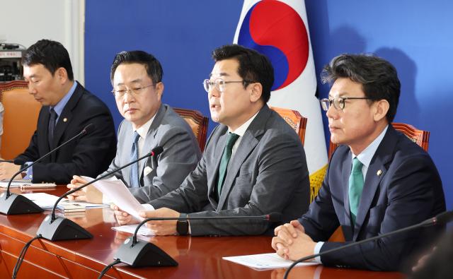 박찬대 더불어민주당 원내대표왼쪽 세번째가 24일 오전 국회에서 열린 원내대책회의에서 발언하고 있다 오른쪽은 진성준 정책위의장 사진연합뉴스