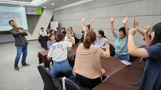 영천시가 직원 부모님들과 같이 하는 스타캠프를 진행하고 뜻 깊은 시간을 가졌다사진은 게임시간 모습사진영천시