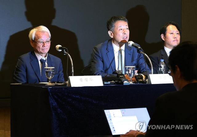 지난 19일 서울 중구 롯데호텔에서 열린 MBK파트너스의 고려아연 공개매수 관련 기자간담회에서 김광일 MBK파트너스 부회장가운데이 취재진의 질문에 답하는 모습사진연합뉴스