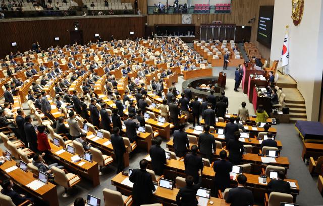 26일 오후 국회에서 열린 본회의에서 여당 추천 몫인 한석훈 국가인권위원 선출안이 부결되자 국민의힘 의원들이 여야 합의안인데 부결했다며 항의하고 있다 사진연합뉴스