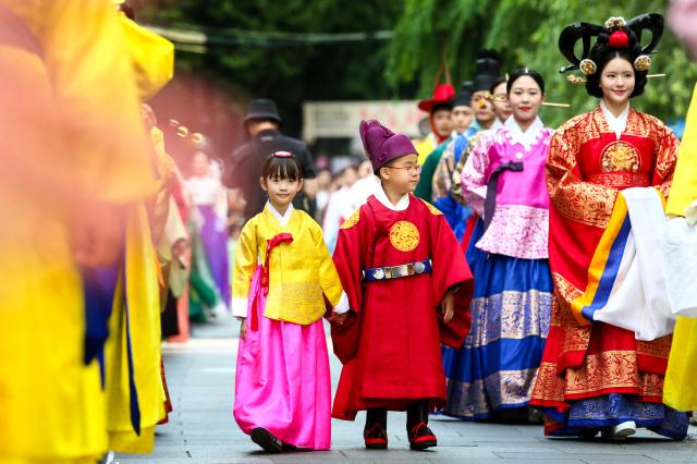 Participants in hanbok parade during the 2024 Insadong Antique  Art Fair in Insadong Jongno-gu Seoul on Sept 26 2024 AJP Kim Dong-woo