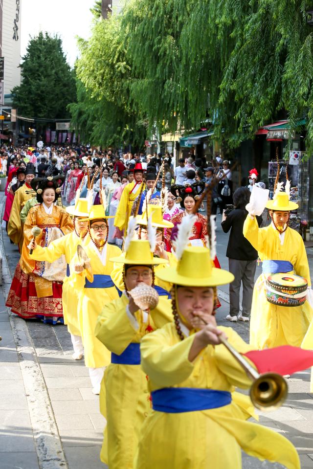 Participants in hanbok parade during the 2024 Insadong Antique  Art Fair in Insadong Jongno-gu Seoul on Sept 26 2024 AJP Kim Dong-woo