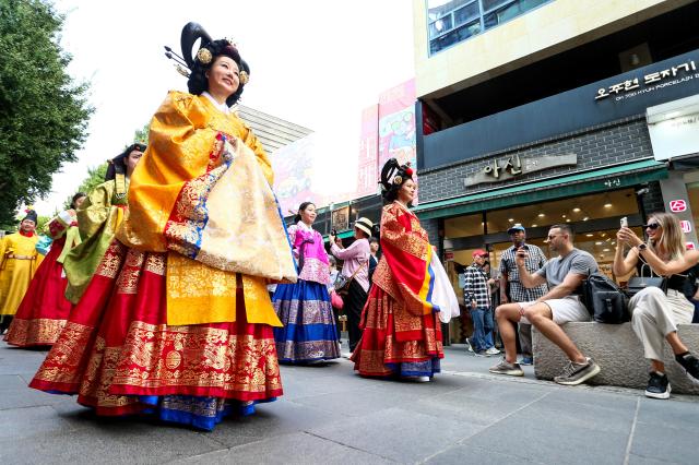 Participants in hanbok parade during the 2024 Insadong Antique  Art Fair in Insadong Jongno-gu Seoul on Sept 26 2024 AJP Kim Dong-woo