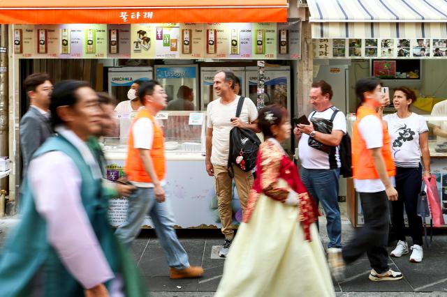 Participants in hanbok parade during the 2024 Insadong Antique  Art Fair in Insadong Jongno-gu Seoul on Sept 26 2024 AJP Kim Dong-woo