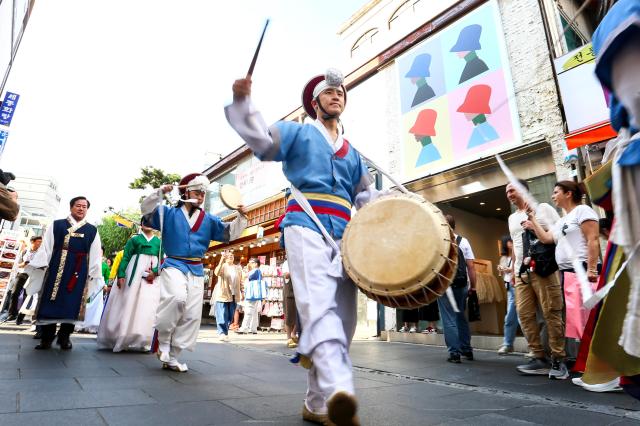 Participants in hanbok parade during the 2024 Insadong Antique  Art Fair in Insadong Jongno-gu Seoul on Sept 26 2024 AJP Kim Dong-woo