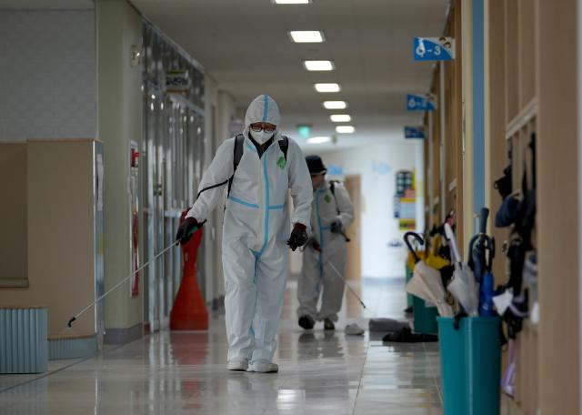 지난달 27일 오후 대구 달성군 대구강림초등학교에서 대구학교안전공제회 관계자들이 코로나19 재확산 방지를 위해 방역을 실시하고 있다 사진연합뉴스