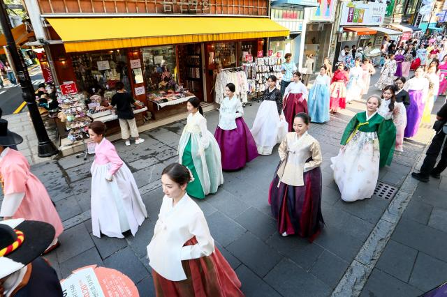 Participants in hanbok parade during the 2024 Insadong Antique  Art Fair in Insadong Jongno-gu Seoul on Sept 26 2024 AJP Kim Dong-woo