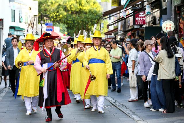 Participants in hanbok parade during the 2024 Insadong Antique  Art Fair in Insadong Jongno-gu Seoul on Sept 26 2024 AJP Kim Dong-woo