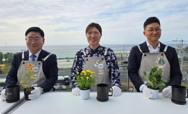 왼쪽부터 이학주 한국관광공사 국제관광본부장 장미란 문화체육관광부 제2차관 정윤조 스타벅스 운영담당이 지난 26일 오후 스타벅스 한담해변 DT점에서 열린 한국방문의 해 외국인 환대 행사에 참여해 커피박에 꽃 모종을 심은 후 기념촬영을 하고 있다 사진기수정 기자