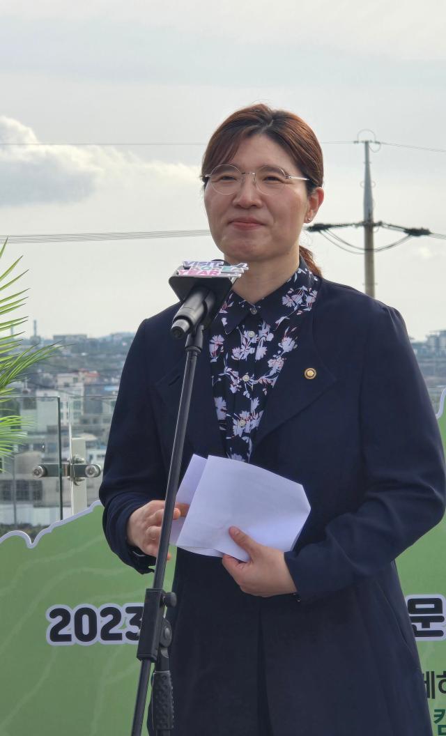  장미란 문화체육관광부 제2차관이 지난 26일 오후 스타벅스 한담해변 DT점에서 열린 한국 방문의 해 외국인 관광객 환대 행사에 참석해 축사하고 있다 사진기수정 기자