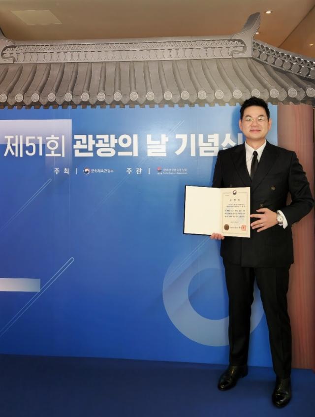 27일 금 문화체육관광부 주관 ‘제51회 관광의 날 기념식’에서 ‘2024 관광진흥유공’ 문화체육관광부 장관 표창을 수상한 모히건 인스파이어 엔터테인먼트 리조트 임완우 MICE 세일즈 팀장이 기념촬영을 하고 있다 사진인스파이어