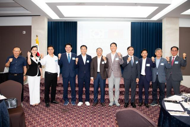 경제교류간담회 모습 김장호 구미시장오른쪽 다섯번째의 왼쪽 베트남경제개발연구소 과학위원회 의장 황 반 푸 오른쪽 베트남경제개발연구소장 응웬 쫑 위엔 왼쪽 첫번째박항서 감독사진구미시