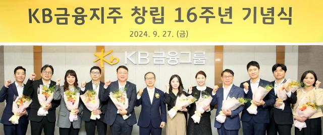 27일 서울 여의도 KB국민은행 본사에서 열린 KB금융그룹 창립 16주년 기념식에서 양종희 KB금융그룹 회장왼쪽 여섯 번째과 장기근속직원들과 기념 촬영을 하고 있다 사진 KB금융그룹