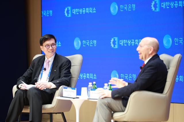 27일 오후 서울 중구 한국은행에서 열린 한은-대한상의 공동세미나 오프닝세션에서 이창용 한국은행 총재와 Richard Baldwin IMG교수가 대담하고 있다 사진한국은행