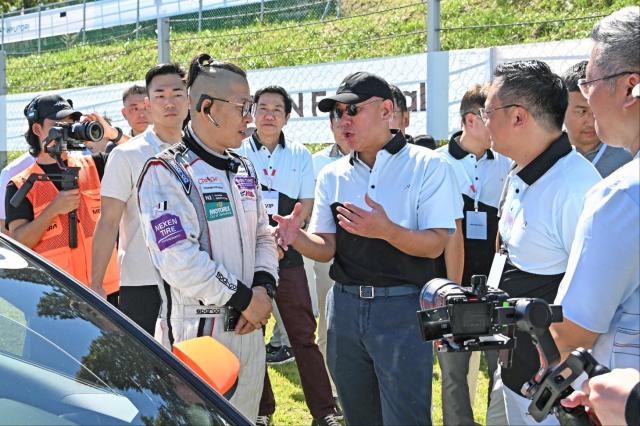 정의선 현대차그룹 회장이 지난 28일 경기 용인시 에버랜드 스피드웨이에서 열린 현대 N 페스티벌 4라운드 대회 현장에 방문해 선수들과 소통하고 있다 사진현대차