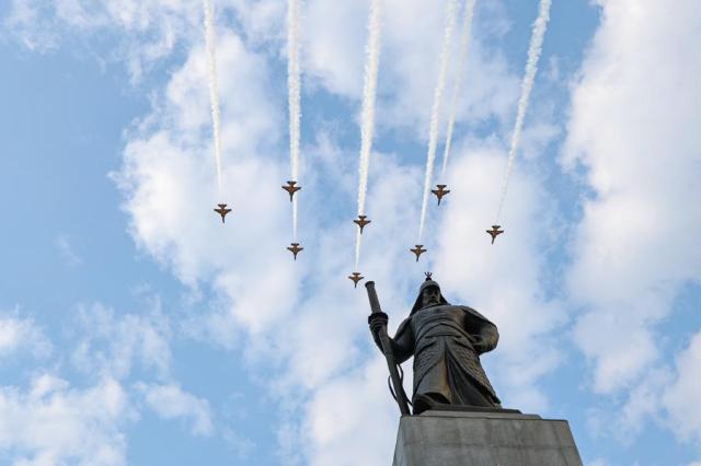 The Air Forces Black Eagles aerobatic team rehearse in Seoul on Sept 28 ahead of Armed Forces Day