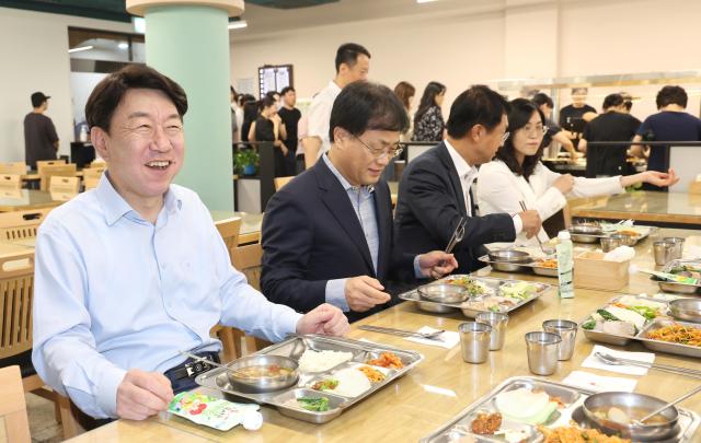 전주시가 이달 27일 시청 구내식당에서 본청 직원들을 대상으로 첫 번째 ‘매·마·금 THE 맛있는 날’을 운영한 가운데 우범기 전주시장맨 왼쪽이 직원들과 한 끼 식사를 같이 하며 담소를 나누고 있다사진전주시