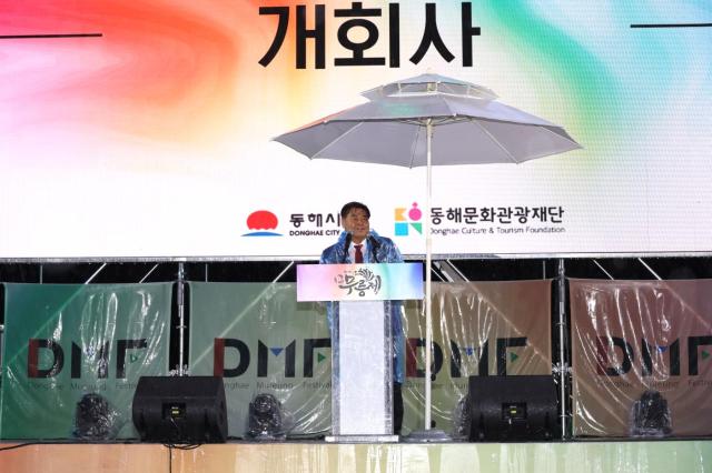 심규언 동해시장이 제37회 동해무릉제 행사장에서 개회사를 진행하고 있다사진이동원 기자