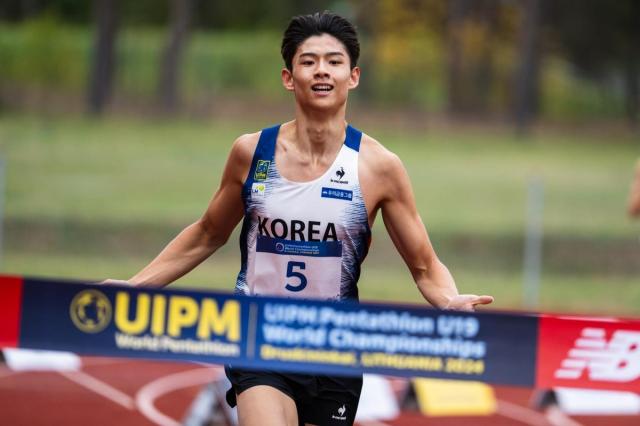 임태경이 1위로 결승선을 통과하고 있다 사진대한근대5종연맹