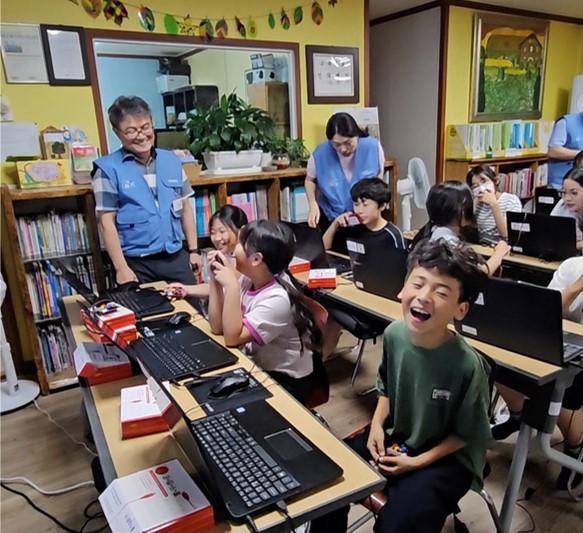 우수작에 선정된 와우나눔코딩봉사단이 지역아동센터 아이들을 대상으로 코딩 교육 봉사를 실시하고 있다 사진포항제철소