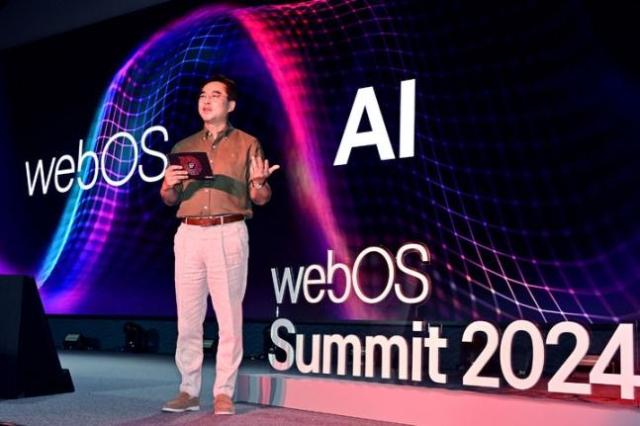 LG전자가 27일 인천 파라다이스 호텔에서 webOS 서밋Summit 2024를 개최했다 박형세 HE사업본부장이 webOS 플랫폼 사업의 지난 성과와 중장기 사업 전략 및 미래비전 등을 발표하고 있다 사진  업체 제공 20240929 photonewsiscom 재판매 및 DB 금지
서울뉴시스이현주 기자  LG전자가 독자 스마트 TV 플랫폼인 웹webOS 생태계 확대를 위한 비전과 사업 전략을 밝혔다