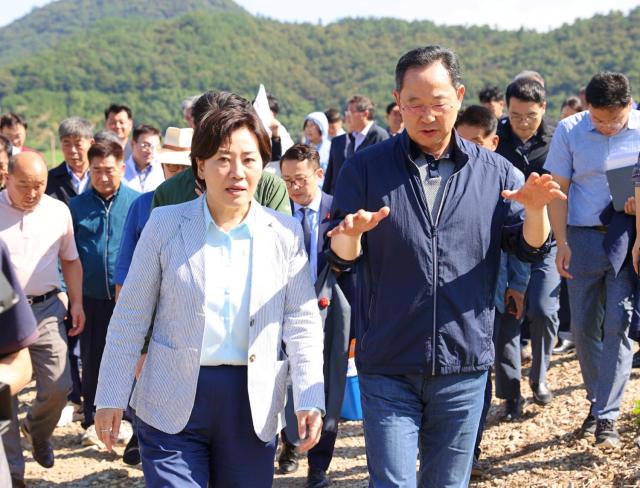 송미령 농림축산식품부 장관이  해남을 방문해 배추 작황을 점검하고 최근 집중호우로 인한 피해 복구에 대한 관련기관의 의견을 청취했다사진해남군