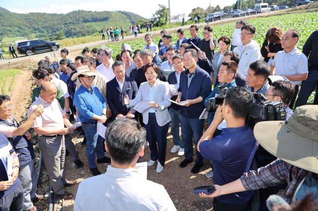 송미령 농림축산식품부 장관이  해남을 방문해 배추 작황을 점검하고 최근 집중호우로 인한 피해 복구에 대한 관련기관의 의견을 청취했다사진해남군