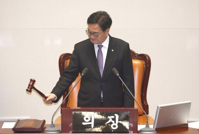 우원식 국회의장이 26일 국회에서 열린 본회의에서 의사봉을 두드리고 있다 사진연합뉴스