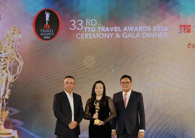 26일 태국 방콕에서 개최된 TTG 트래블 어워즈 2024 TTG Travel Awards 2024에서 모히건 인스파이어 엔터테인먼트 리조트가 최우수 복합 리조트 Best Integrated Resort에 선정됐다 시상식에는 모히건 인스파이어의 글래디스 토 Gladys Toh 인터내셔널 세일즈 디렉터 Director of International Sales가 대표로 참석해 수상했다 사진인스파이어