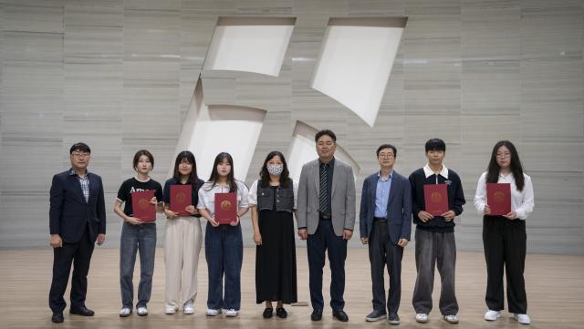 대구보건대학교 연마관 국제회의실에서 졸업생 김은경 씨와 학과 교수들이 참석해 장학금 수여 학생들에게 장학금을 전달했다 사진대구보건대학교