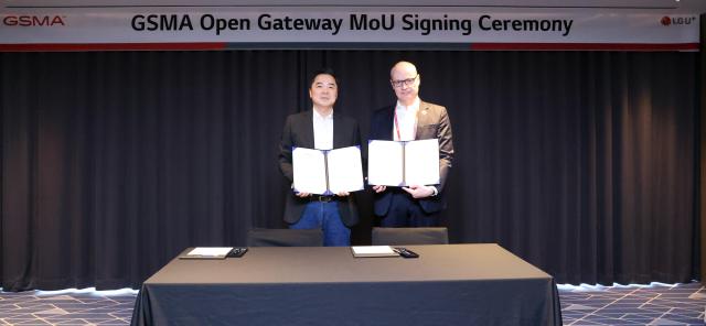 LG유플러스는 세계이동통신사업자연합회GSMA와 함께 오픈 게이트웨이GSMA Open Gateway 참여를 위한 협약을 맺고 네트워크 인프라를 활용한 수익화 전략을 추진한다고 30일 밝혔다 사진은 서울 송파구 소피텔 앰배서더 서울 호텔에서 진행된 협약식에서 왼쪽부터이상엽 LG유플러스 CTO와 알렉스 싱클레어 GSMA CTO가 협력을 다짐하며 기념촬영을 하는 모습