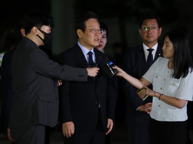 이재명 더불어민주당 대표가 30일 오후 서울 서초구 서울중앙지법에서 열린 위증교사 혐의 관련 1심 결심공판을 마친 뒤 법원을 나서며 취재진의 질문에 답하고 있다 사진 연합뉴스