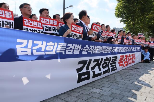 박찬대 더불어민주당 원내대표가 30일 서울 용산구 대통령실 앞에서 열린 김건희 여사 특검법 순직해병특검법·지역사랑상품권법 거부권 규탄 야5당 긴급 기자회견에서 발언하고 있다 사진 연합뉴스