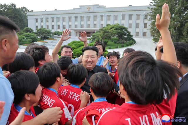 김정은 북한 국무위원장이 지난달 30일 2024년 국제축구연맹FIFA 20살 이하 여자 월드컵에서 승리를 거둔 축구대표팀 선수들을 만나 격려했다고 조선중앙통신이 1일 보도했다 사진연합뉴스